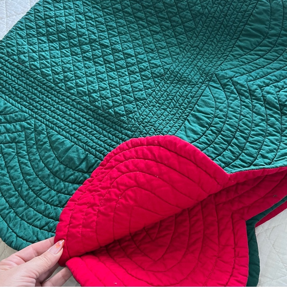 Reversible Scalloped Quilt – 52” x 52” – Emerald Green & Red